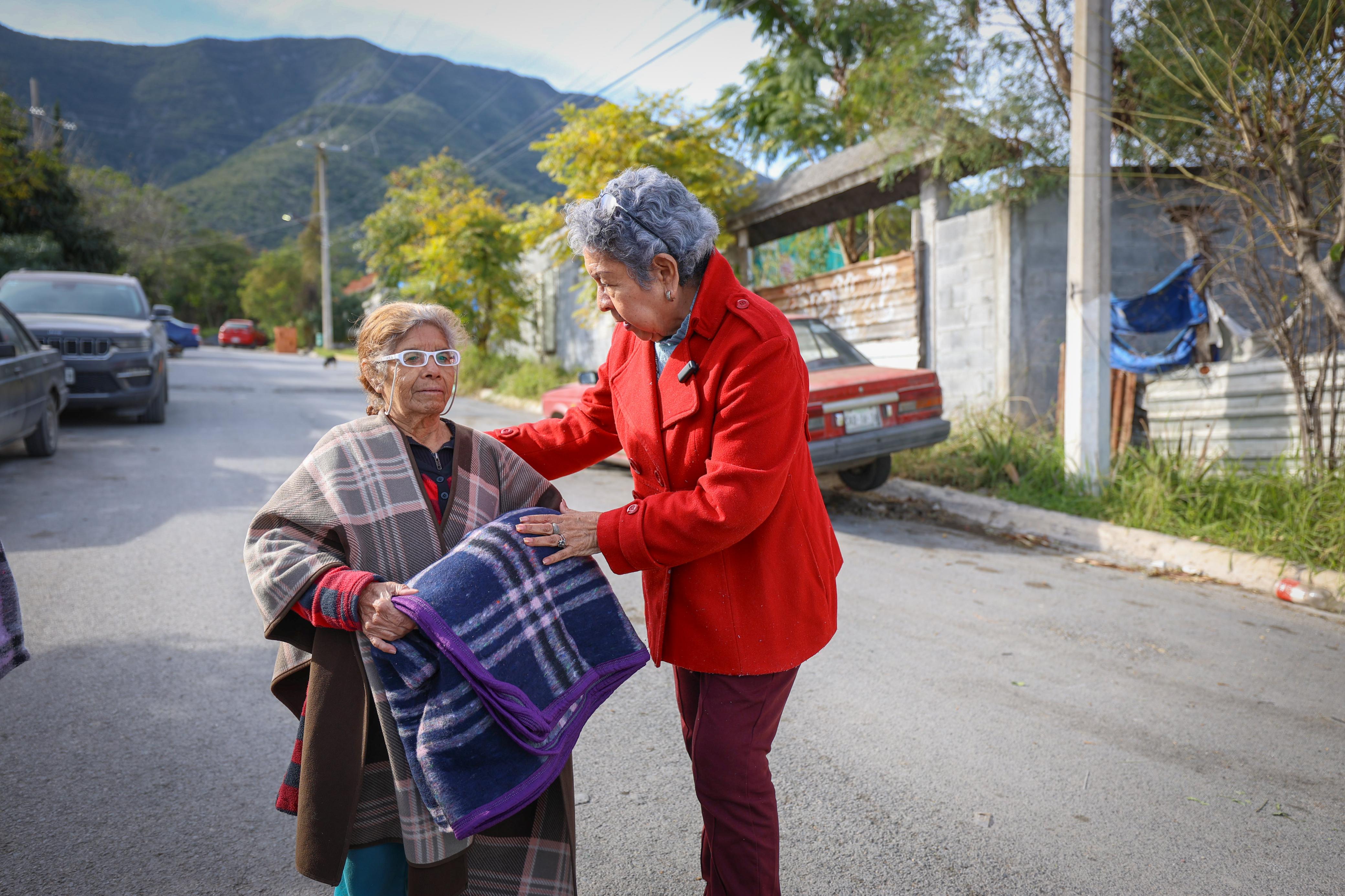 Reyna Reyes, Entrega de Cobijas en Bosques de San Pedro para Combatir el Frío