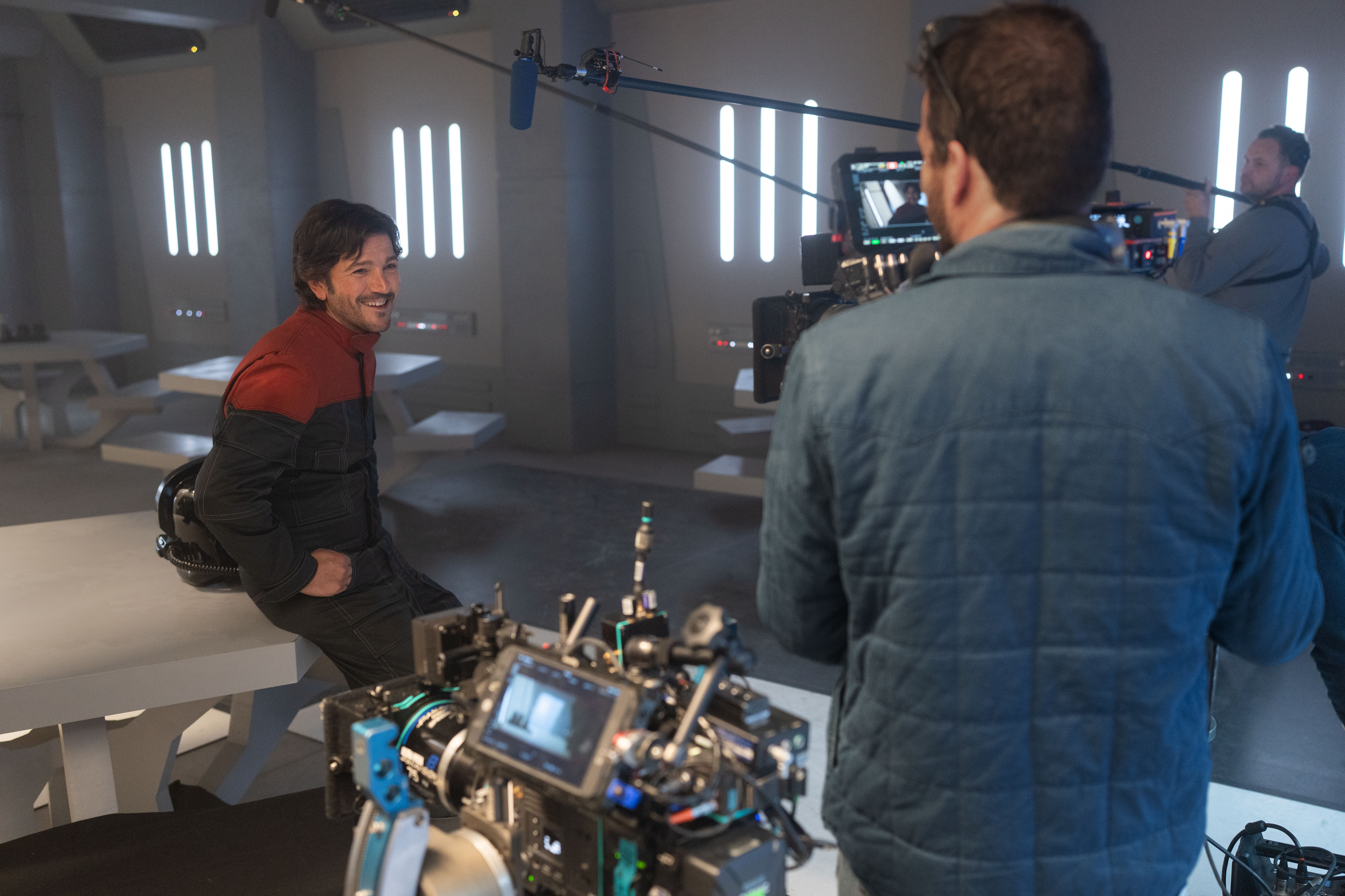 Disney+ revela un adelanto especial y un nuevo póster de la temporada 2 de Andor, la aclamada serie de Lucasfilm!