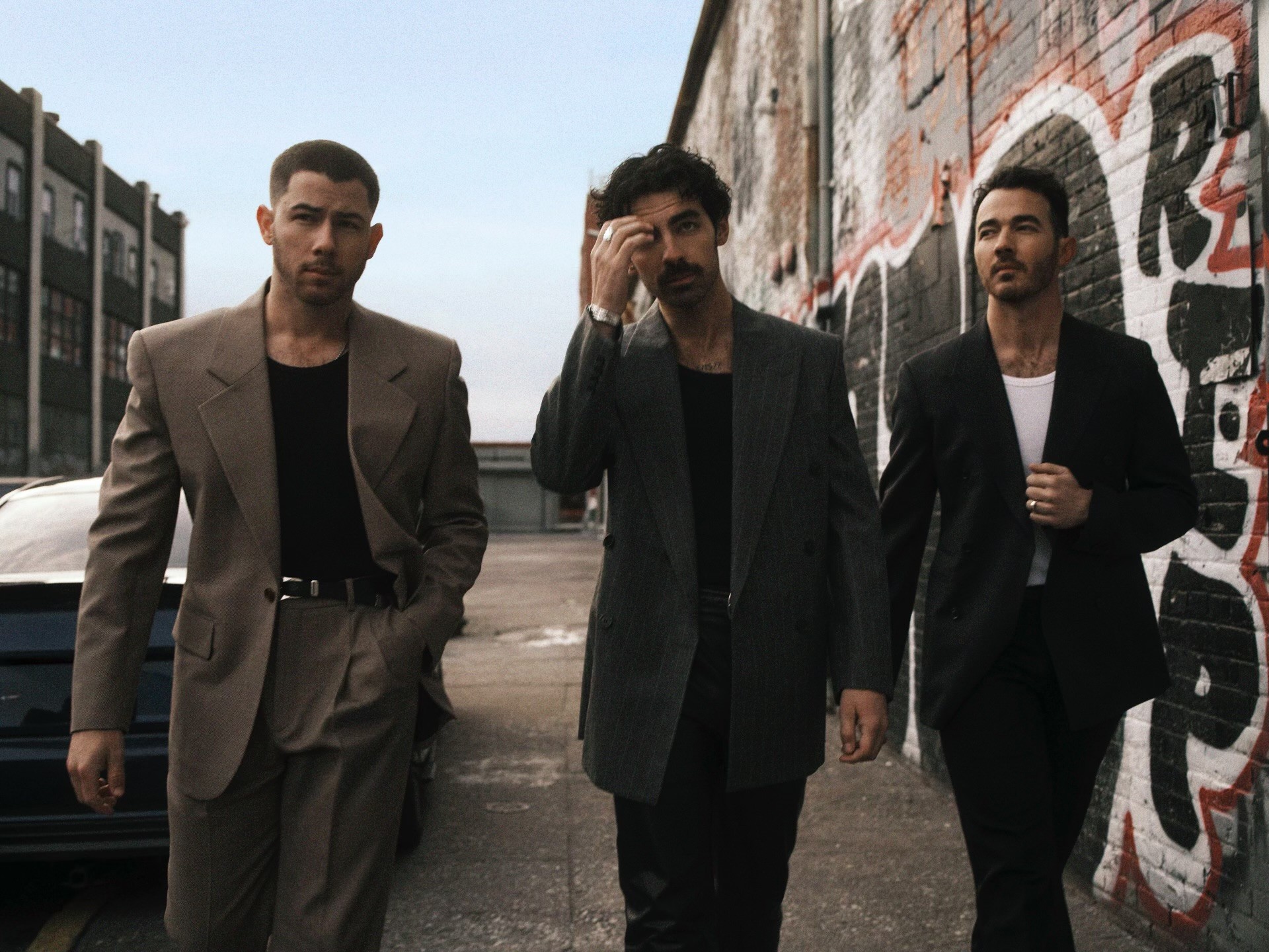 Jonas Brothers celebran 20 años de trayectoria con su nuevo sencillo “Love Me To Heaven”