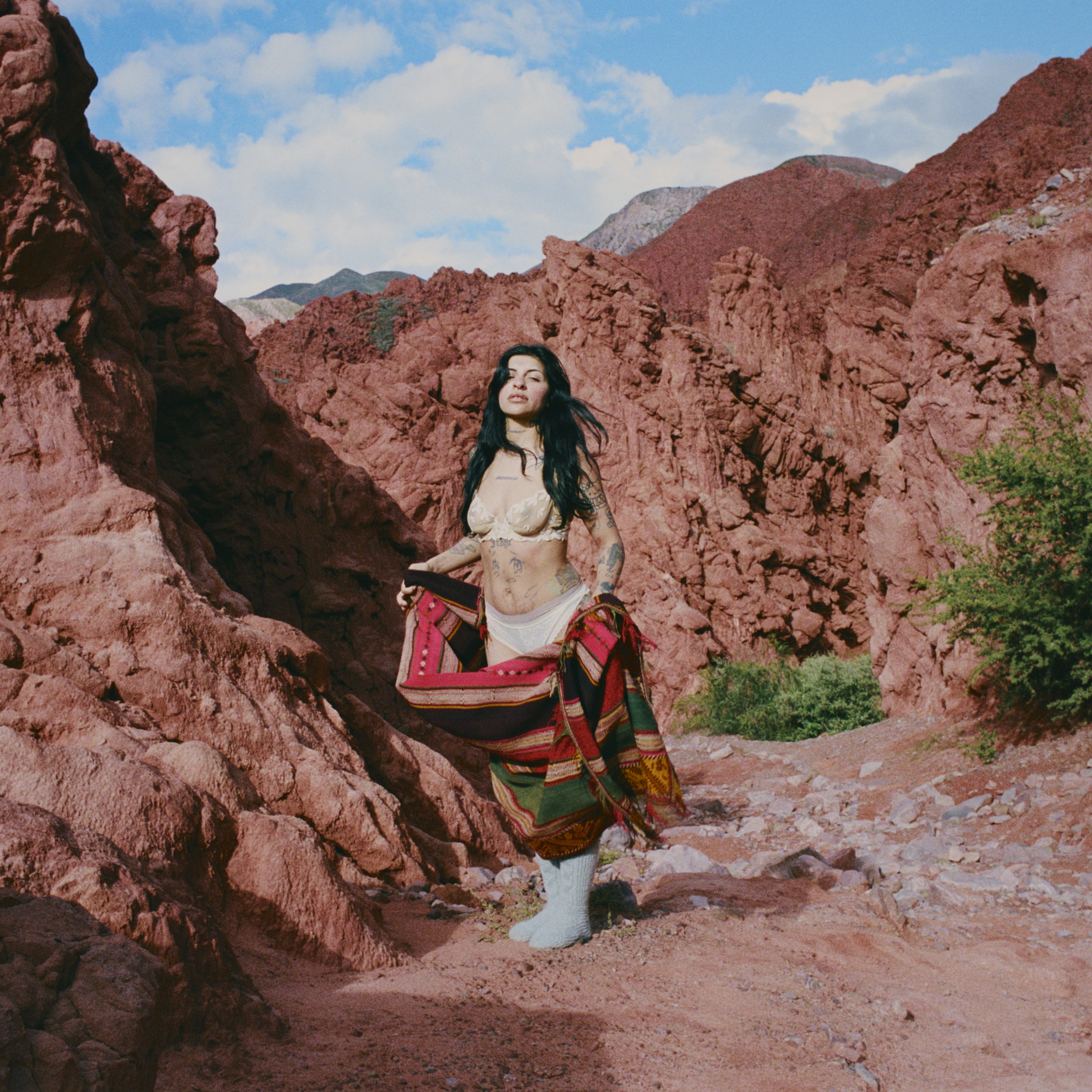 Cazzu Presenta «Latinaje»: Un Viaje Sonoro que Celebra la Diversidad Cultural Latinoamericana