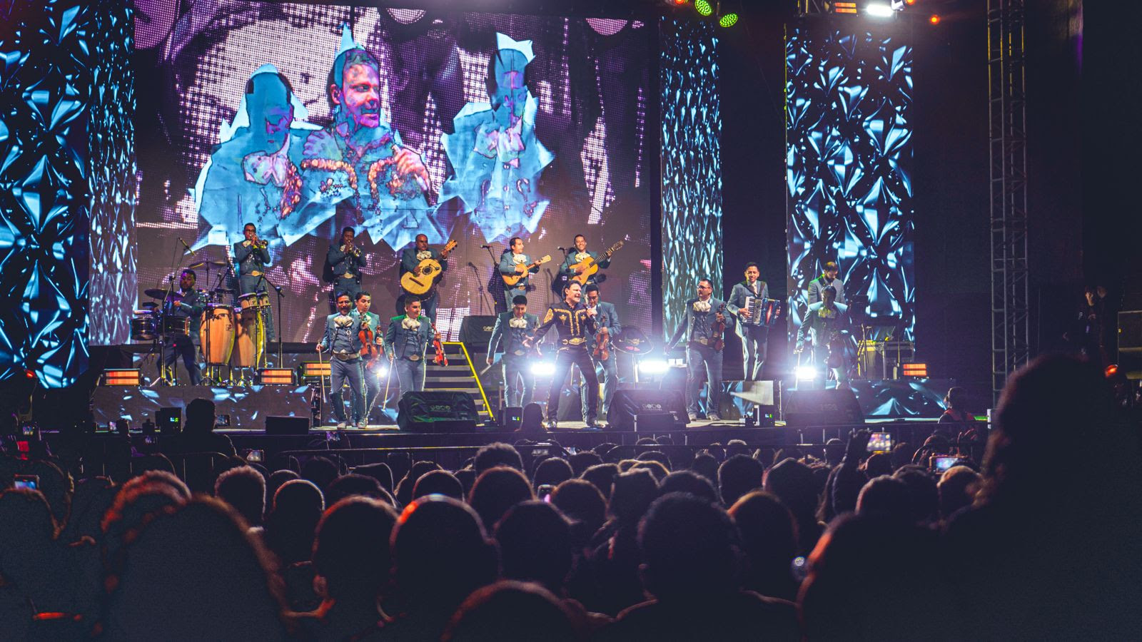 Pedro Fernández Celebra el Día de las Madres con un Espectacular Show en la Arena CDMX