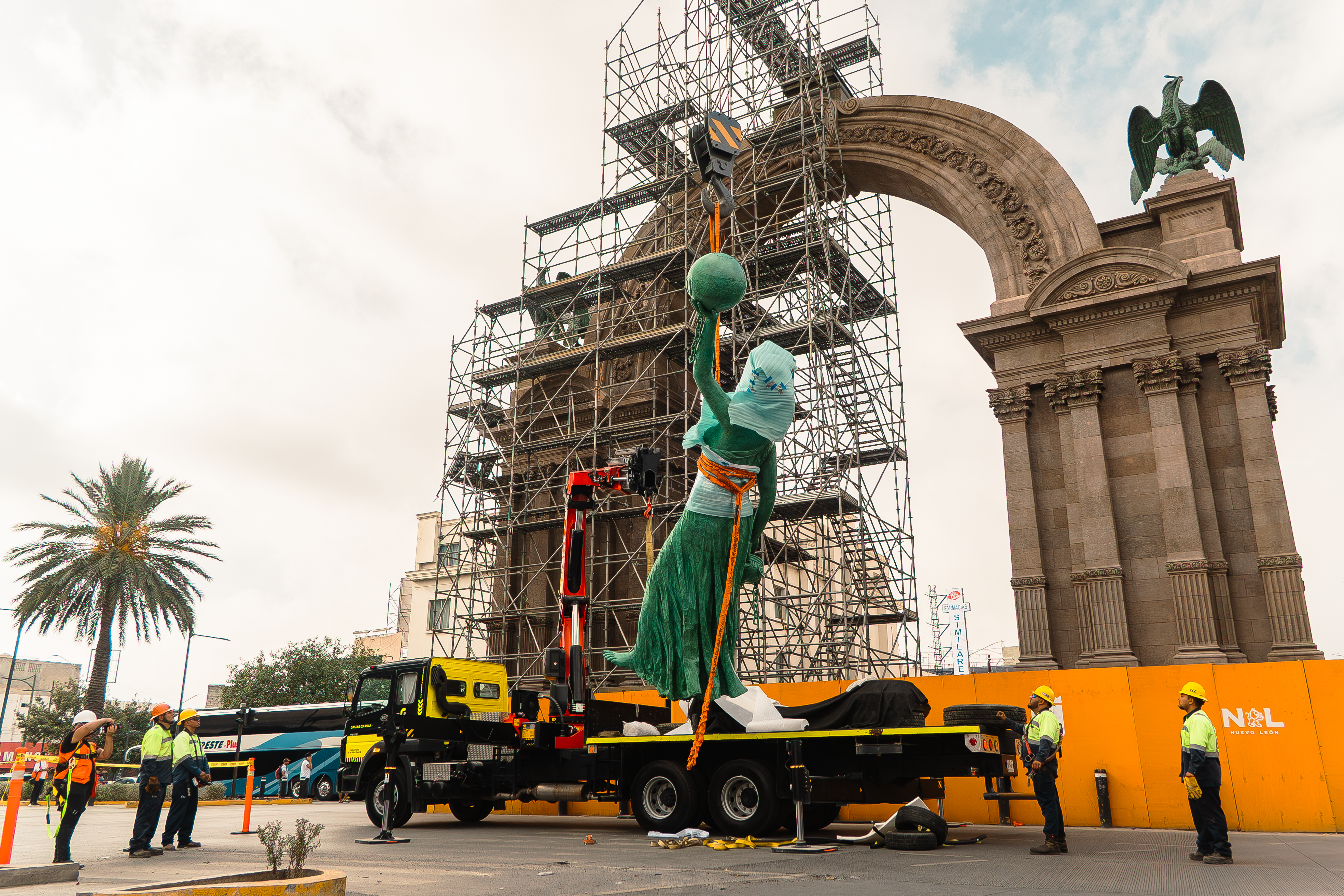 Regresa la Alegoría al Arco de la Independencia de Monterrey