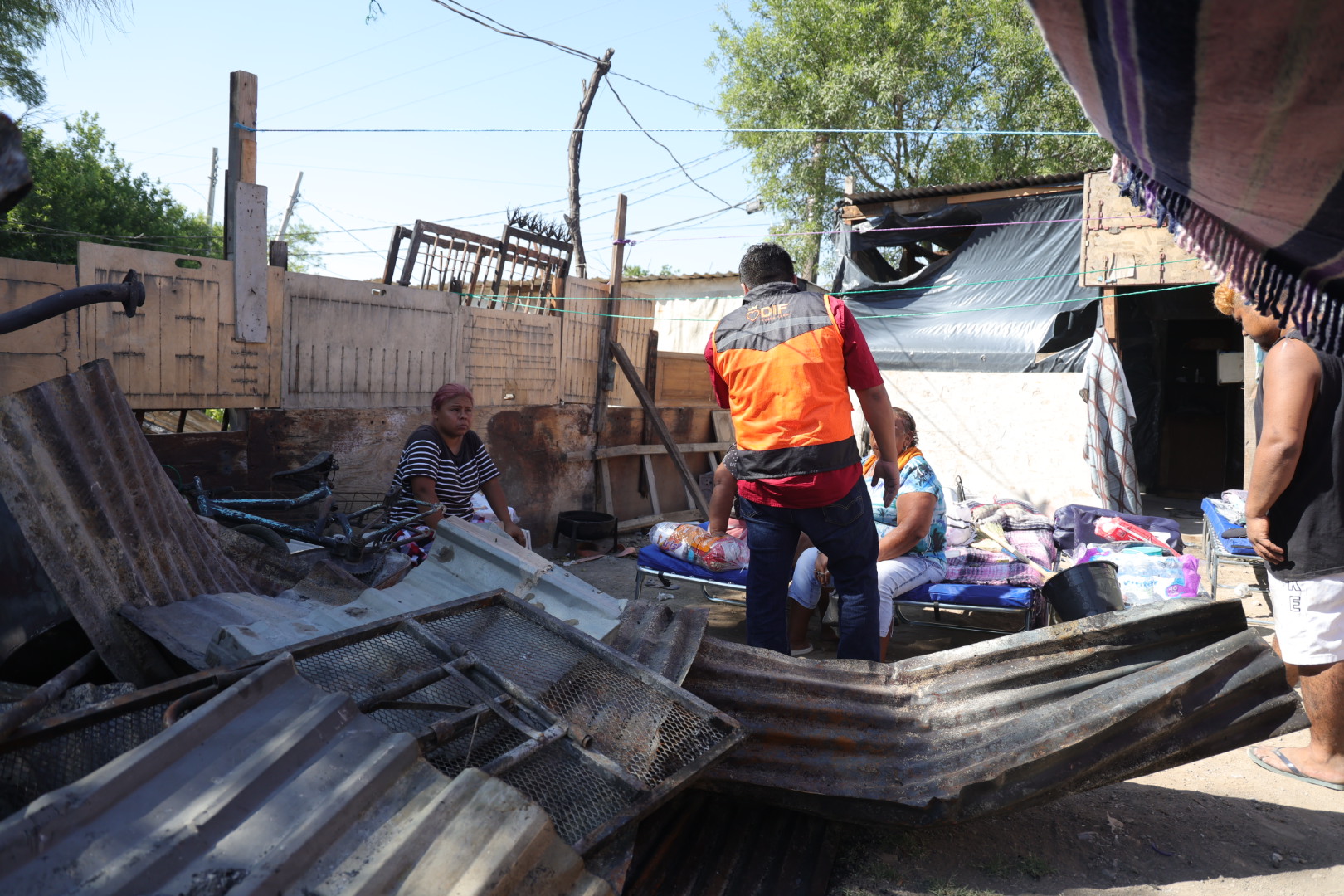 DIF Nuevo León entrega materiales de construcción a familias afectadas por incendio en la colonia San Martín