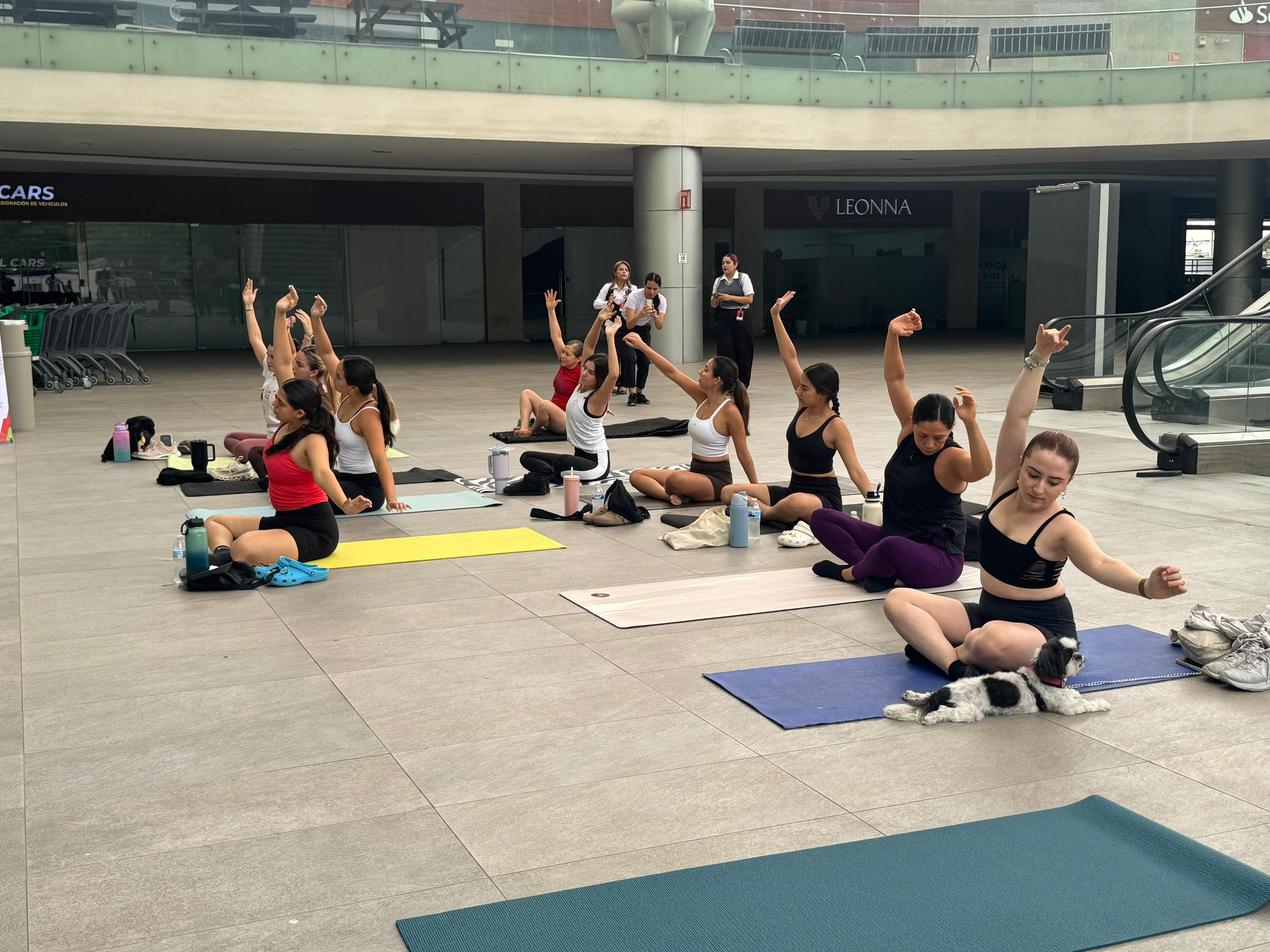 Soriana Súper Plaza Nativa celebró una clase de Yoga con Mascotas