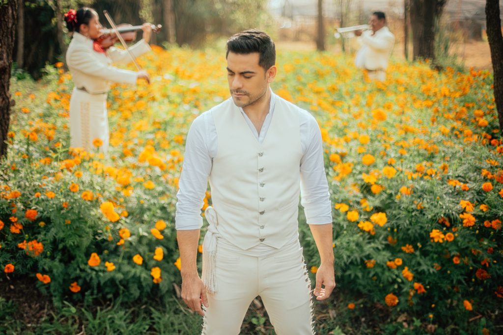 Carlos Rivera estrena “Alguien”, un homenaje al desamor y a la música mexicana