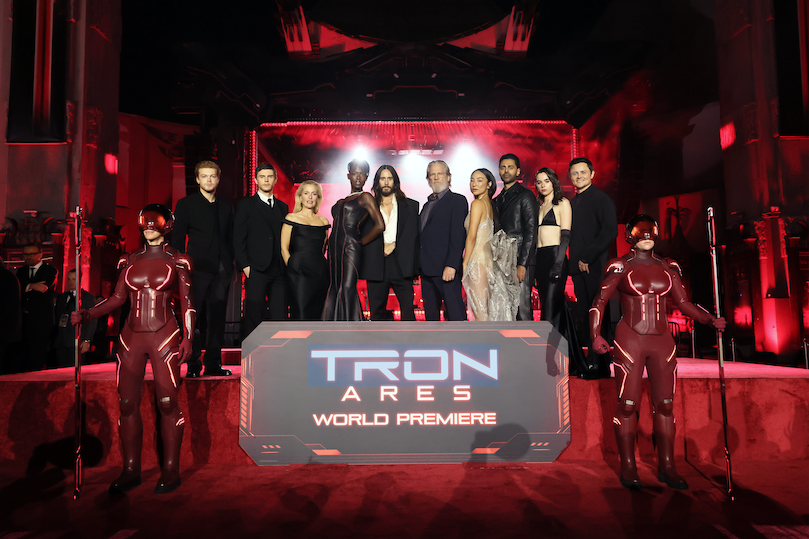 El elenco y los realizadores de TRON: ARES deslumbran en el estreno mundial en Los Ángeles con una presentación en vivo de Nine Inch Nails