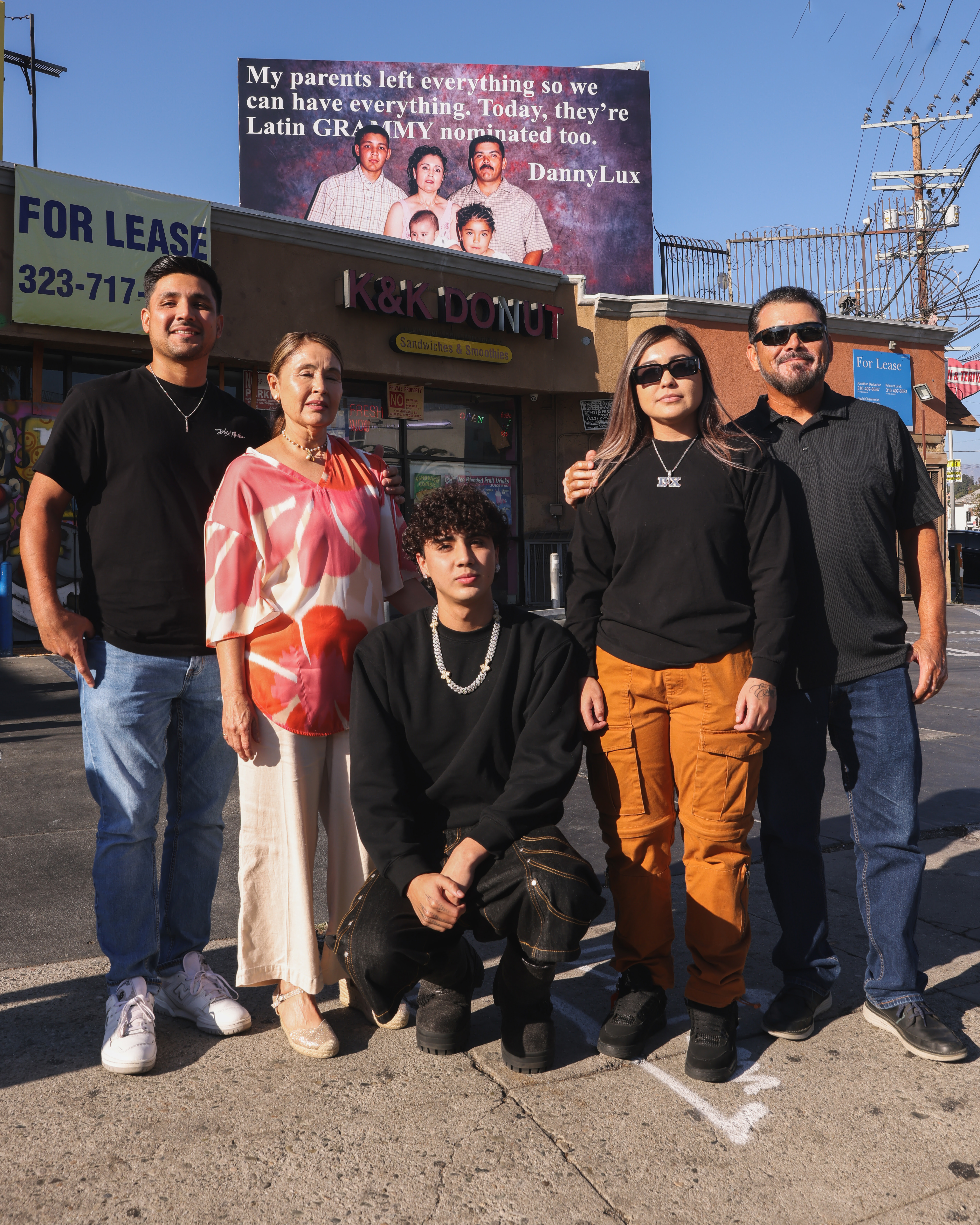 DannyLux dedica su nominación al Latin GRAMMY a sus padres inmigrantes con un poderoso mensaje en un espectacular en Los Ángeles