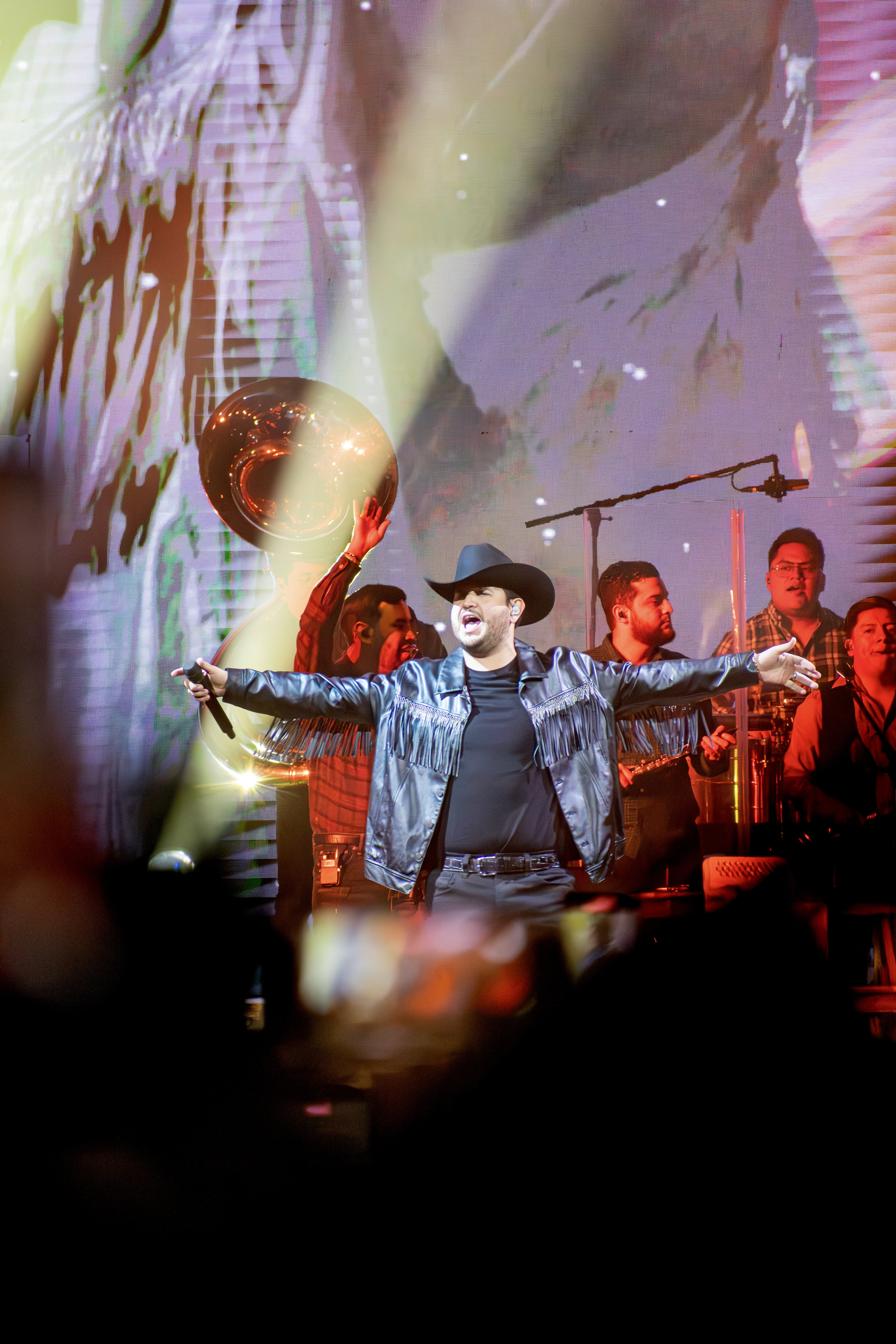 Edén Muñoz conquista por primera vez la Arena Monterrey con un lleno total y grandes invitados