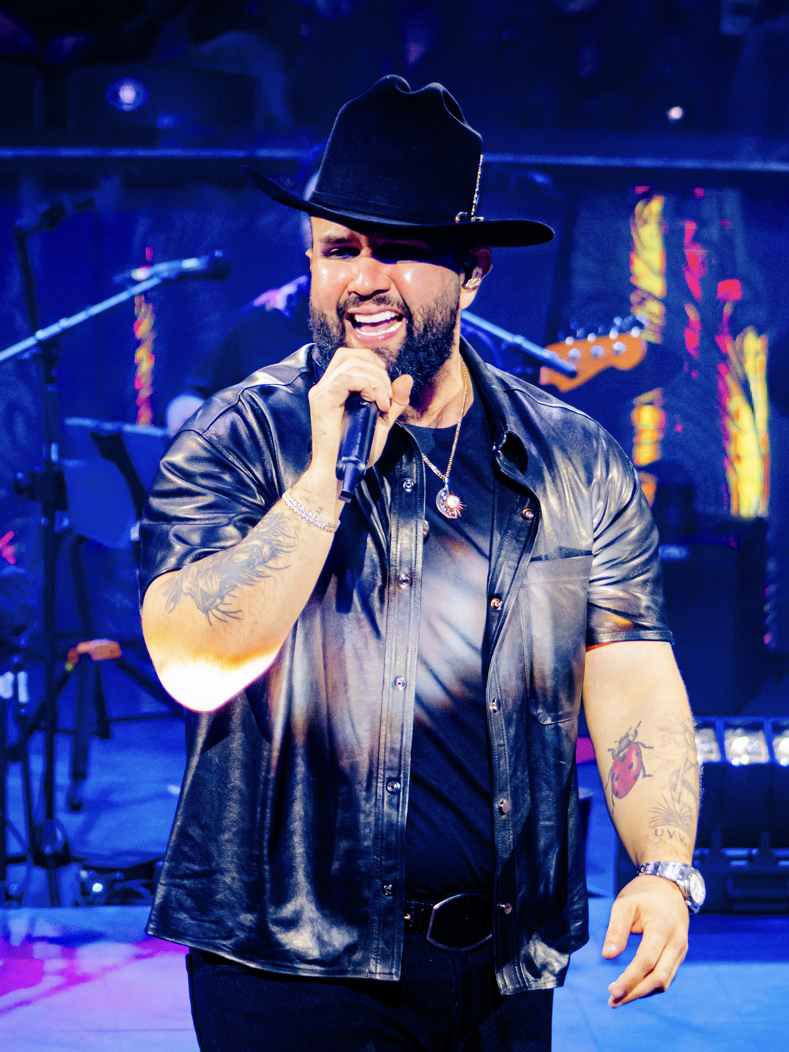 Carín León conquista el Domo Care en una noche de cercanía, homenajes y emociones compartidas