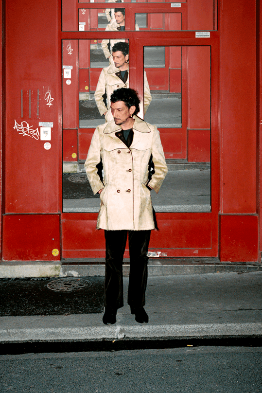 León Larregui estrena “Se Me Va”, un adelanto íntimo de Manifiesto De Un Tremendo Delirio