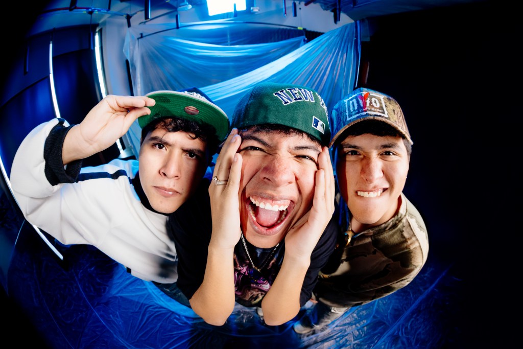 Los Chicos del Norte reinventan a Rigo Tovar con “HP ES AMOR” y llegan al Vive Latino