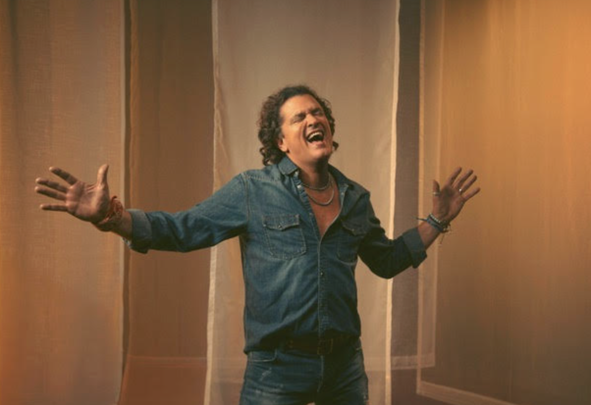 Carlos Vives le canta al amor eterno: “Te Dedico” marca el inicio de una nueva era